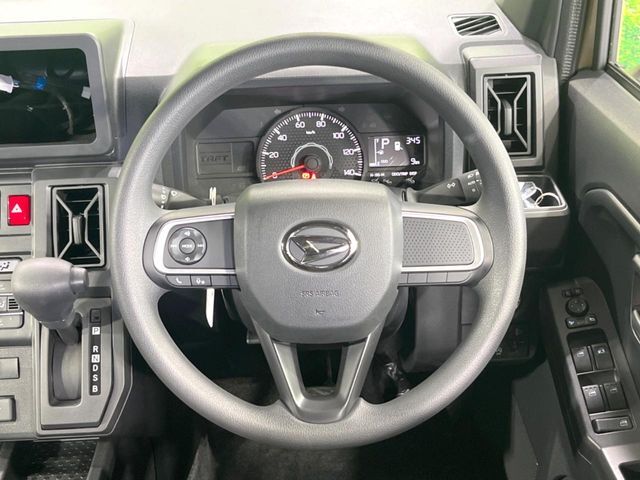 インテリアに合わせたデザインのステアリングは、運転される方のことも考え、運転しやすい形状、大きさです。是非一度、実際に触ってお確かめください。