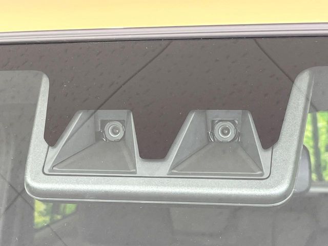 【スマートアシスト】走行中に前方の車両等を認識し、衝突しそうな時は警報とブレーキで衝突回避と被害軽減をアシスト。より安全にドライブをお楽しみいただけます。