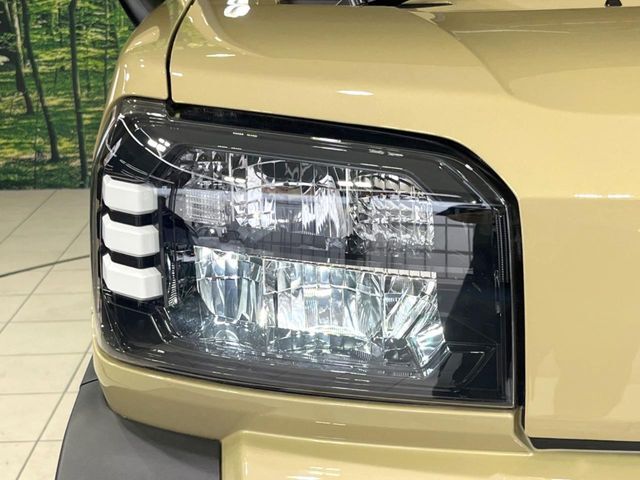 【LEDヘッドライト】悪天候や夜間走行時も良好な視界を確保し安心して運転できる高輝度LEDヘッドライトを装備！点灯速度が早く、消費電力も抑えられています。