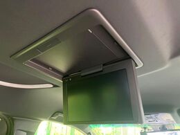 【フリップダウンモニター】大画面モニターで後席でもエンタメをお楽しみいただけます。小さなお子様にも大人気の装備です♪