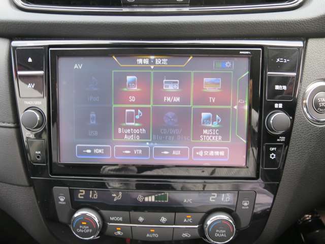 純正大型ナビゲーション装着車両です！音楽再生はもちろん地デジTVも付いて便利ですね！新しいカーライフが楽しくなります！