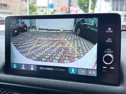 【バックカメラ】駐車時に後方がリアルタイム映像で確認できます。大型商業施設や立体駐車場での駐車時や、夜間のバック時に大活躍！運転スキルに関わらず、今や必須となった装備のひとつです！