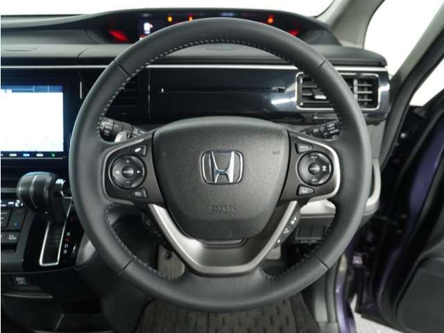 【Honda SENSING】 カメラ等装置で精度の高い検知能力を発揮、安全運転を支援します。ステアリング上のコントローラーに注目！