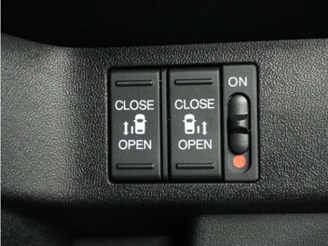 ◆電動スライドドア◆狭い駐車場でも乗り降りが楽々♪お子様が隣の車にドアを当ててしまう心配もございません！小さなお子様連れの方もこれで安心。