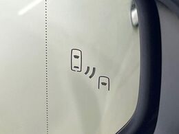 【ブラインドスポットモニター】走行中、ドアミラーの死角になりやすい箇所に後続車が接近するとサイドミラーのレンズに警告を表示！ドライバーに注意喚起をしてくれます。