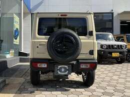 過酷なオフロードでのタフさを感じさせる前後バンパー。