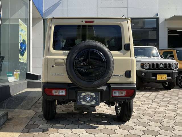 過酷なオフロードでのタフさを感じさせる前後バンパー。