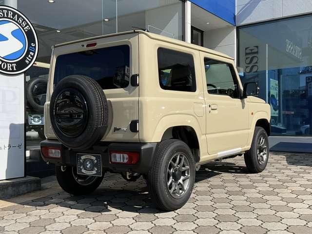 エンジンをフロントタイヤ前端より後方に配置したFRレイアウト。