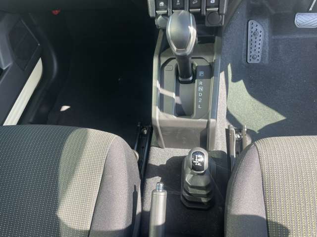 本革巻のシフトレバーで高級感があります。