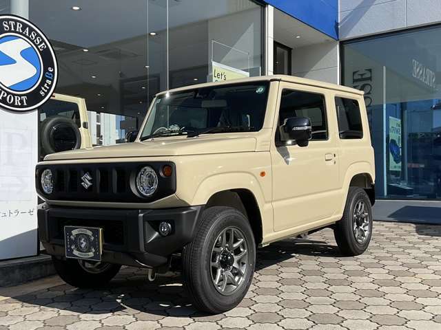 スイッチ操作だけでドアミラーの折り畳みが出来る、電動格納式リモコンドアミラー。