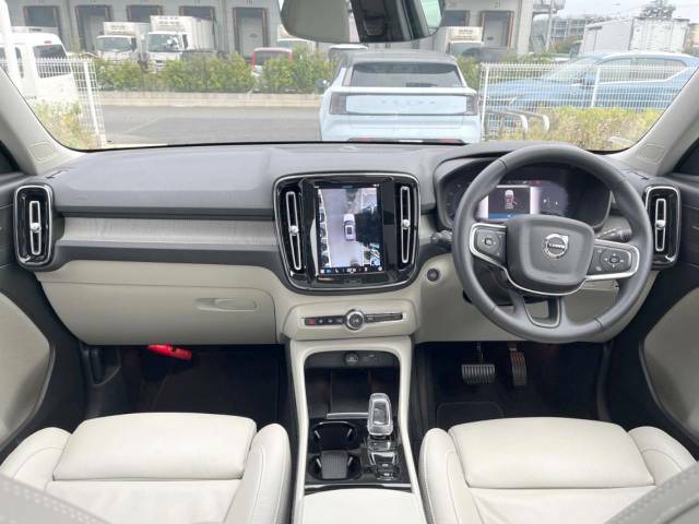 XC40認定中古車入荷しました！クリスタルホワイトのボディと白色の革シートの組み合わせになります。360°ビューカメラやクルーズコントロールなどサポートシステムも充実♪ぜひご覧にお越しください！