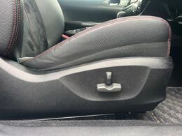 【パワーシート】スイッチ一つで簡単にシートの微調整が可能！電動だから力もいりません！快適なシートポジションにセットして、快適なドライブをお楽しみください。