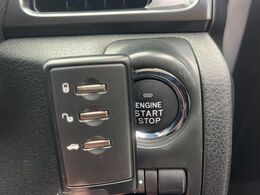 【アクセスキー＆プッシュスタート】カバンやポケットに入れたままでもドアの施錠・解錠が可能なスマートキーを装備。エンジンのオン・オフ時もカギを取り出す必要が無く、ボタンをプッシュするだけでOK♪