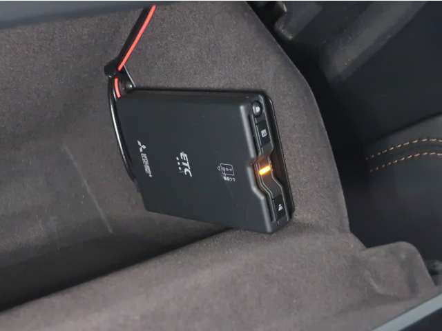 【ETC車載器】グローブボックスにあります。料金所での手間を解消します。通行券を取る際幅寄せに気を使う必要もありません。