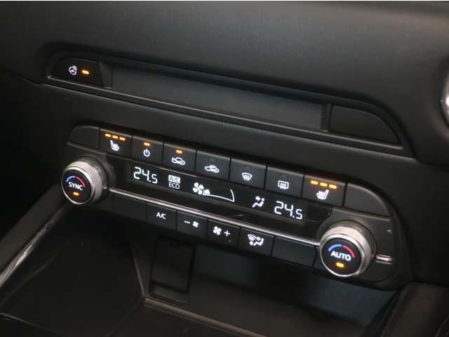 【エアコン/シートヒーター】オート式エアコンは操作性もバッチリ！運転席助手席にはシートヒーターが、座面と背もたれをすばやく温め、寒い時期にも快適な運転環境を提供します。