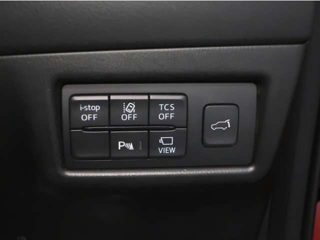 【パーキングセンサー】障害物などが車両に近づいた際に、音と画面表示にてお知らせしてくれます。警告音も段階的に鳴ってくれるので、どのくらいの近さなのか感覚的に察知することが出来ます♪