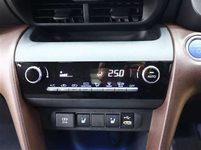 オートエアコン付きなので一度、温度を設定すれば自動的に過ごし易い温度に調整してくれますよ。車内をいつでも快適空間にしてくれます。