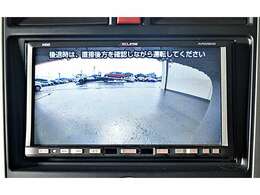 ナビに連動のバックカメラを装備☆後方視界は良好で車庫入れをしっかりサポートします！