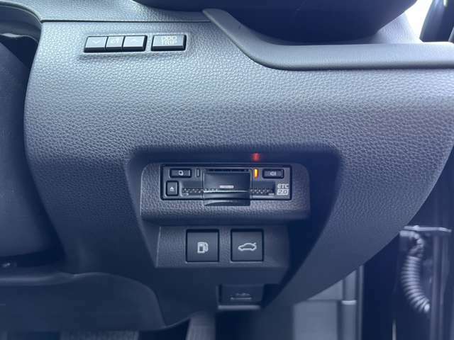 ETC車載器はステアリング右手にございます。内装のレイアウトを崩さない配置で、スマートな印象です。長距離ドライブには欠かせないオプションパーツです＜別料金＞。