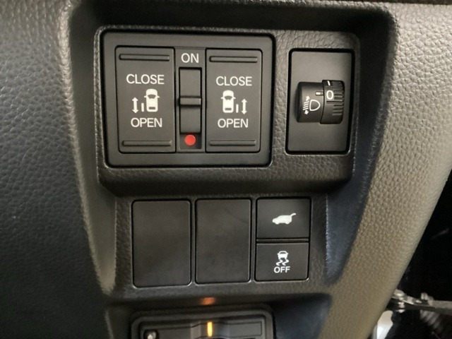 両側電動スライドドアは運転席から操作ができるよう、操作スイッチが付いています。その横にはヘットライトリベライザーのスイッチがついています。道路状況や積荷の加重に応じてライトの高さを調節できます。