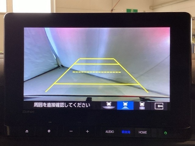 バックでの車庫入れも安心です！　リアカメラが付いているバックモニター付のナビを装備しております。操作線もついており距離感も画面から確認できます。