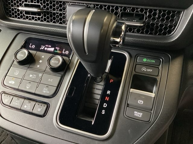 CVT車のセレクトレバーです。低速から高速まで、変速ショックのないスムーズな走りを実現するとともに、エンジン効率のよい領域を維持することで燃費にも貢献します。