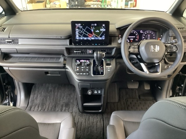 車内は光触媒抗菌消臭施工済です。スタイリッシュなデザインでスポーティなインパネ周りを演出します。グローブボックスやカップホルダーのほかにトレーなどたくさんの収納スペースが付いています。