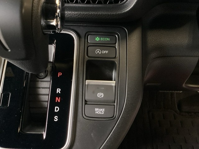 電子制御パーキングブレーキがあります。スイッチひとつで、停車した地点の傾斜などをシステムが検知・判断してブレーキ力を自動的に最適制御し、しっかり停車できるパーキングシステムです。