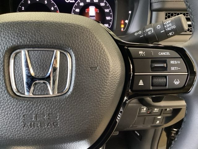 右側のステアリングスイッチはHondaセンシング系のスイッチにセレクターホイールを装備。スピードメーター内・マルチインフォメーション・ディスプレーの各表示が確認できます。