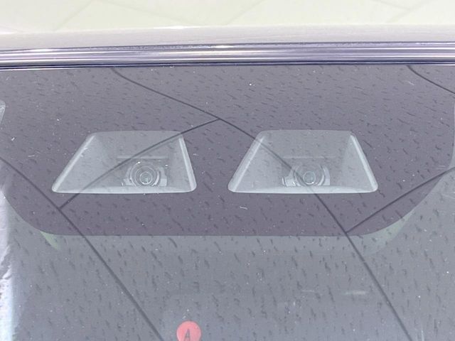 【スマートアシスト】走行中に前方の車両等を認識し、衝突しそうな時は警報とブレーキで衝突回避と被害軽減をアシスト。より安全にドライブをお楽しみいただけます。