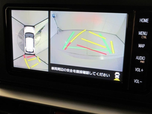 後退時に全方位カメラが作動し、周囲の状況が確認できます。