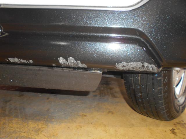 車両前方のバンパーの助手席側の下部にキズがあります。