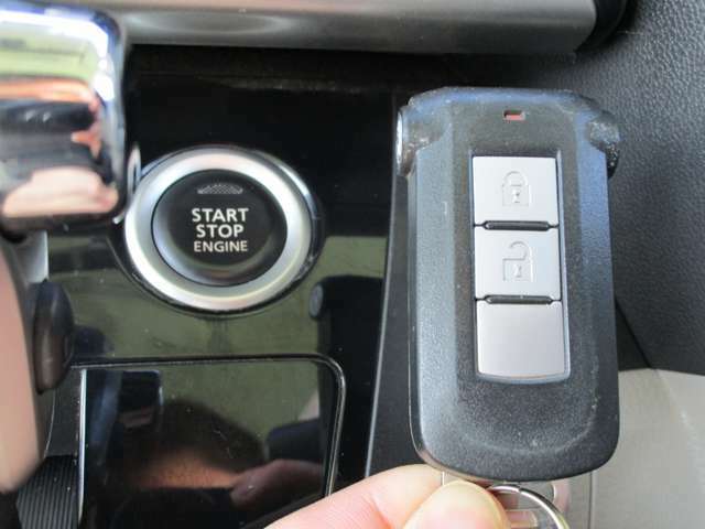 ★キーレスプッシュスタートシステム！鍵はポケットやバックにしまったままでOK！エンジンスタートはボタンひとつ！開錠、施錠もドアハンドルにあるリクエストスイッチで出来るんです★