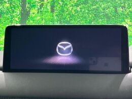 【10.25インチマツダコネクト】車内の雰囲気にマッチした大型ディスプレイ。スマホ接続でのナビ使用やBluetooth再生等、様々な機能が楽しめます。直感的なダイヤル操作が可能で、使い勝手も良好です。