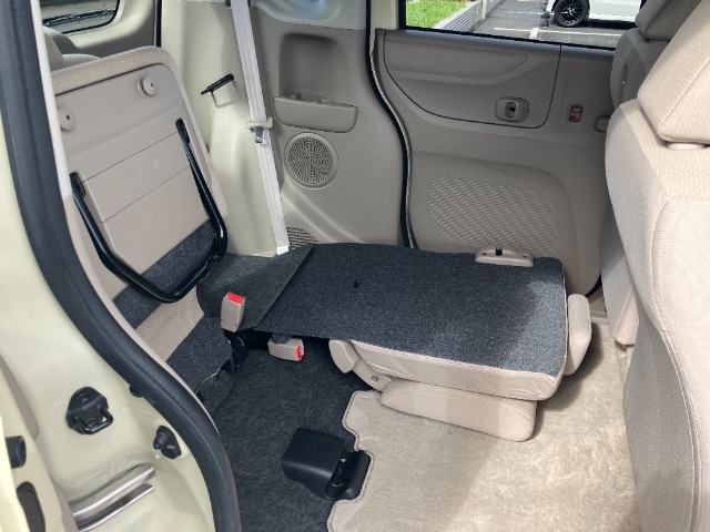 長いものや大きいものだけでなく、背の高いものも得意です！後席の座面を跳ね上げればセンタータンクレイアウトによって実現した床の低さを活かした収納空間が生まれます♪