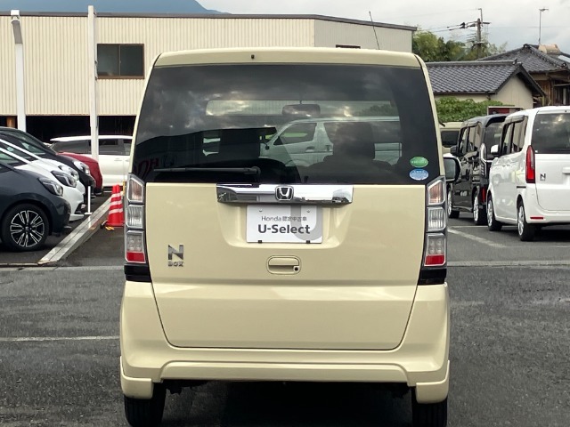 雨の日は中古車は選びにくいですよね。でも当店なら安心です。電話予約を頂ければ屋根下へ移動させて頂きます。雨でもじっくりご検討いただけます。