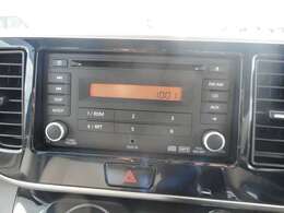 ●純正オーディオ付です。インパネ周りに違和感なく収まり、デザイン性も高い純正！お気に入りの音楽を聴きながらのドライブは楽しいですよね●