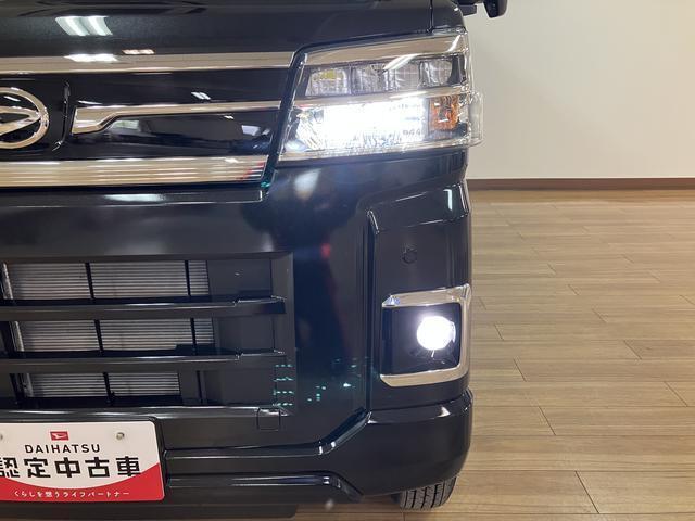【アダプティブドライビングビーム】ハイビームで走行中に先行車や対向車を検知した時、部分的に遮光し、先行車や対向車に配慮しながら高い視認性を確保できます。夜間走行の安心感を高めます。