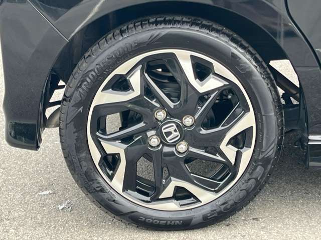 社外アルミホイールやローダウンサス・車高調・革調シートカバー・LEDヘッドライト・エアロパーツ・ナビ・バックカメラ・ETCなど社外パーツも販売・取り付け可能です。是非ご相談ください！