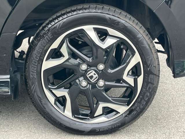 社外アルミホイールやローダウンサス・車高調・革調シートカバー・LEDヘッドライト・エアロパーツ・ナビ・バックカメラ・ETCなど社外パーツも販売・取り付け可能です。是非ご相談ください！