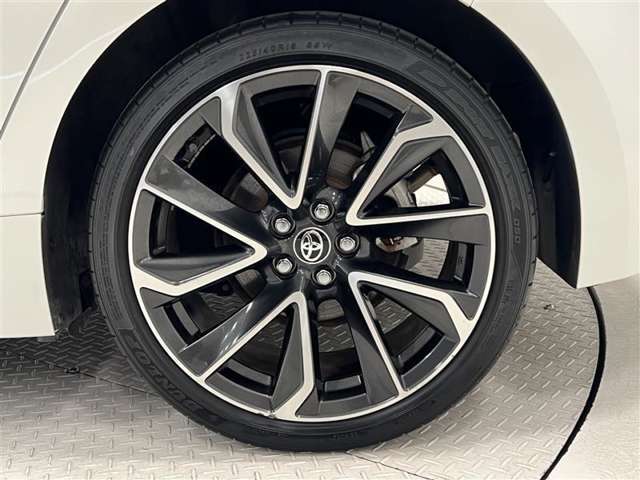 タイヤサイズは225/40R18！納車前の点検時にタイヤ交換させていただきます！純正アルミホイール！アルミホイールに傷があります。