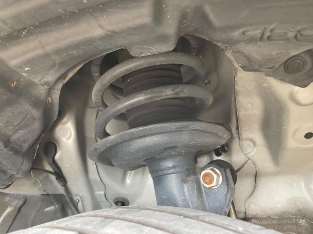 お車を安心してお乗りいただく為には、足回りの定期点検が欠かせません。サービスサポート（有償保証）では無料点検もご提供しており、安心のカーライフをお過ごしいただけるサポート体制が整っています。