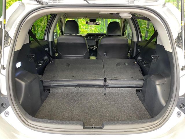 積み下ろしのしやすいデッキにはたっぷりと荷物を積み込んでいただけます。遊びから仕事まで、様々なシーンで頼れます♪