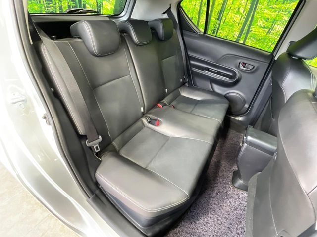 後部座席も気になるようなキズ・汚れやへたり等、大きなダメージはなく、良好な状態です。