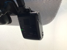 もしもの衝突の時、あなたの走行状態をしっかりと記録するドライブレコーダーも付いているので、万が一の時にも安心です。