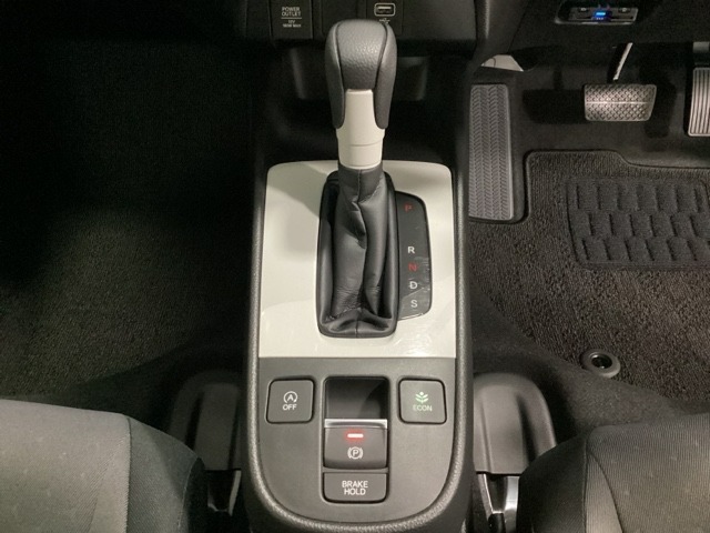 CVT車のセレクトレバーです。低速から高速まで、変速ショックのないスムーズな走りと、エンジン効率のよい領域を維持して燃費にも貢献します。サイドブレーキはスイッチ操作の電子制御パーキングブレーキです。