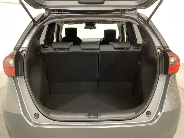 ラゲッジも広く使いやすいトランクは、開口部も広く荷物の積み下ろしもしやすいお車となっております。リアシートの背もたれは6：4の割合で分割して可倒できるので、長いお荷物などを載せることもできます。