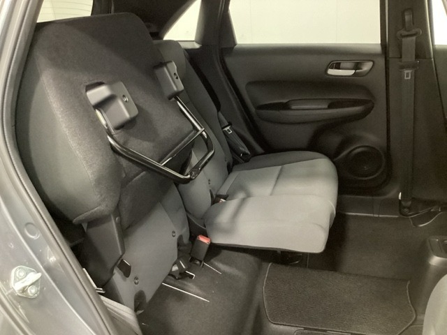 座面も厚みがあり背もたれも高く、ゆったりくつろいでお乗りいただけるシートです。 座面を跳ね上げて収納スペースを広くすることも可能です。