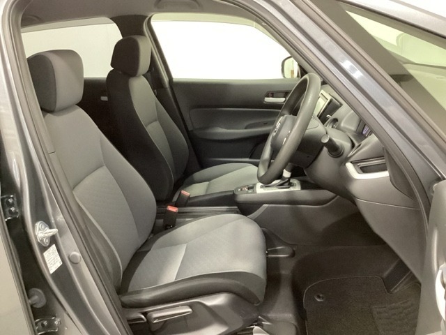 広い足元にゆったり座れるシートは長距離の運転でも疲れにくいシートです。女性でも運転がしやすいようにシートの高さ調整機能（シートリフター）がついています。