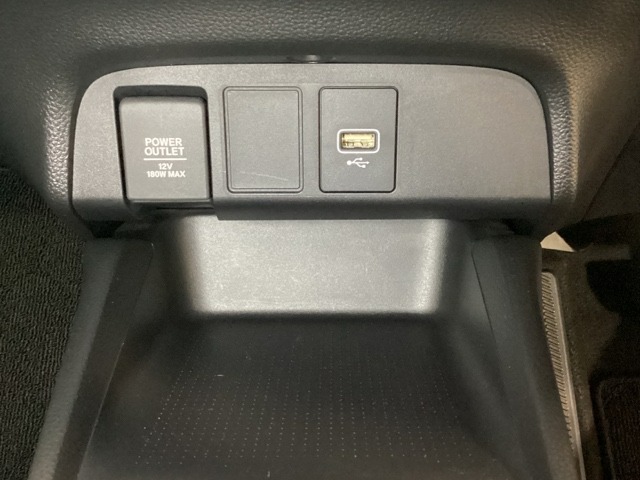 アクセサリーソケットはUSBのアダプターなどをつければ、スマホの充電にも使えます。横にはナビゲーション用の外部入力可能なUSB端子がついており、周辺には物が置けるトレーがついています。